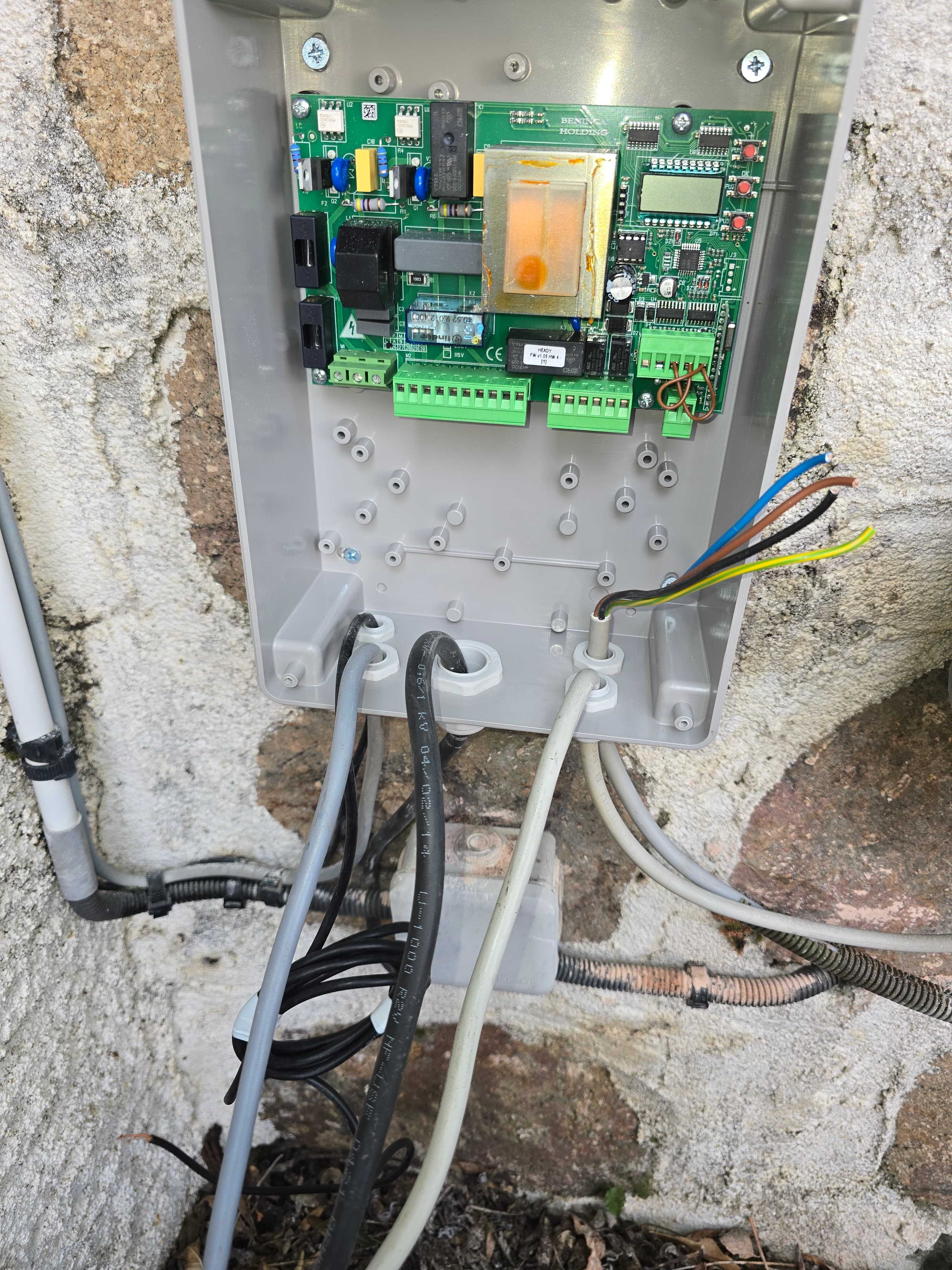 Installation de presse-étoupes étanches sur l’armoire de commande d’une motorisation de portail