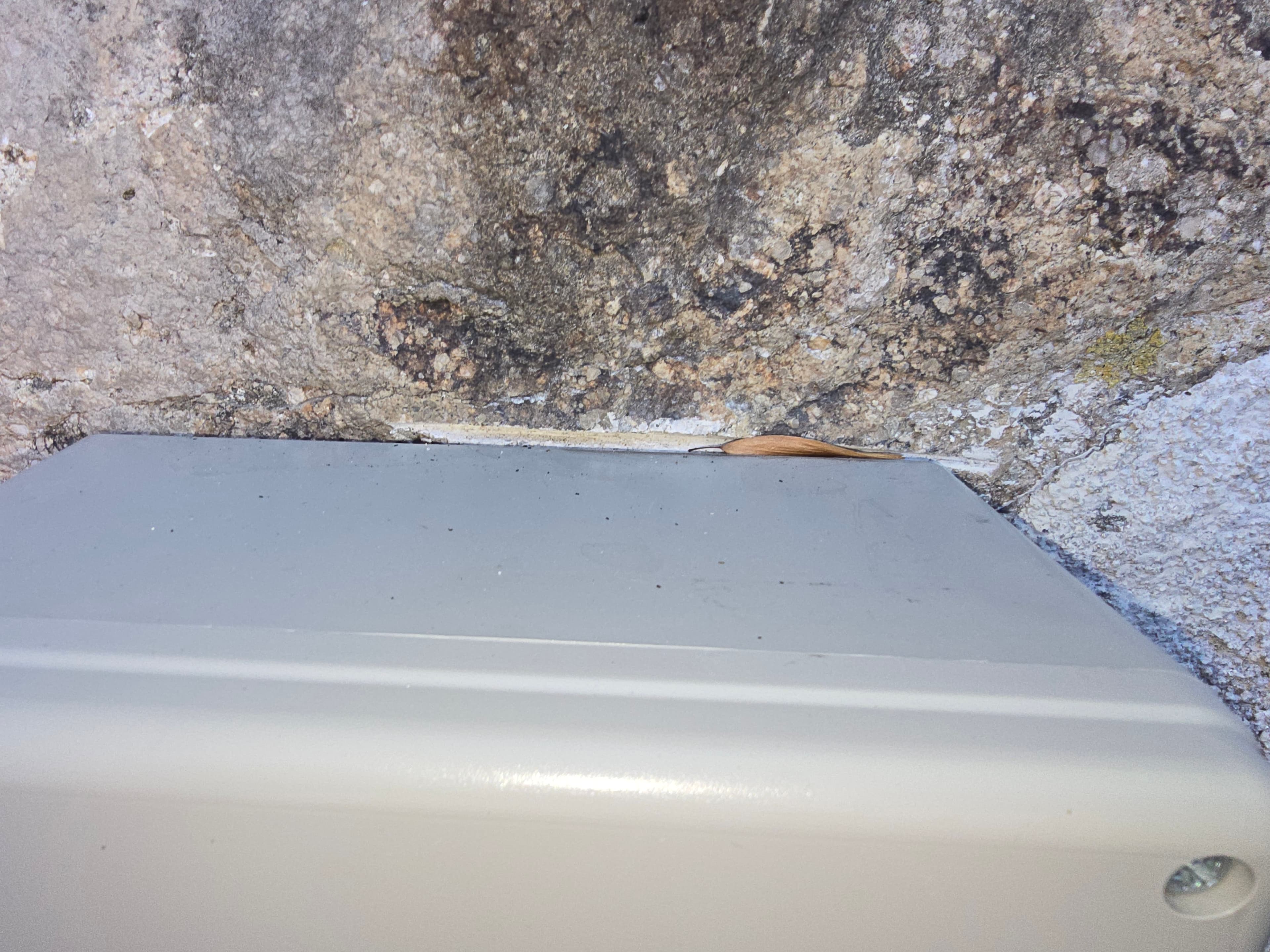 Découpe d’un mur en pierre pour la fixation de l’armoire de commande du portail