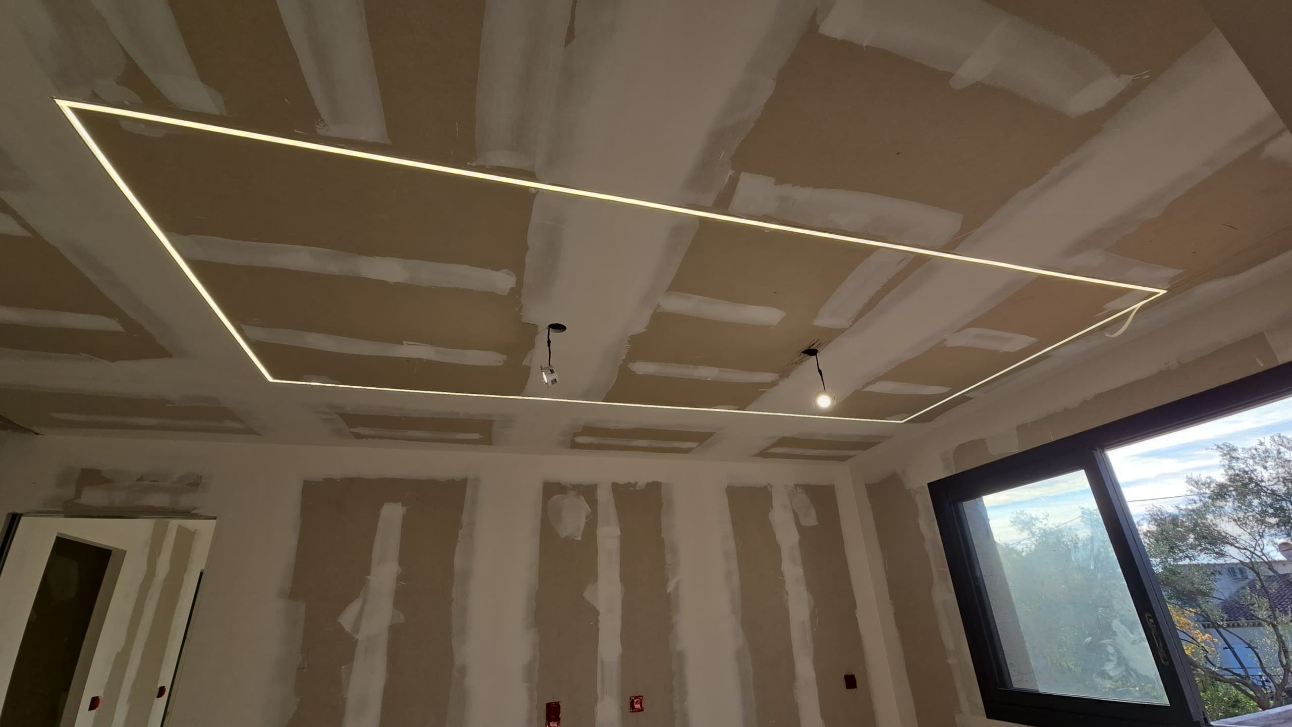 Bandeau LED encastré installé dans une cuisine par un électricien à Vichy